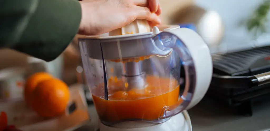 How to Juice an Orange With a Juicer